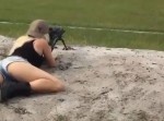 【衝撃動画】女性がライフルを撃つと、お尻がプルプルするらしい
