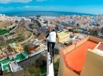 怖すぎる。自転車で屋根を飛び回るテクがマジで凄い！