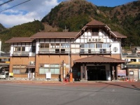 ログハウス風の終点奥多摩駅（Tx-reさん撮影、Wikimedia Commns