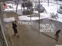 危機一髪！柱の1つを倒してしまった男の子に説教するママンに訪れる悲劇