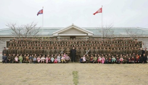 麻蛤島防御隊の軍人、その家族らと記念写真を撮った金正恩氏（2016年11月11日付労働新聞より）