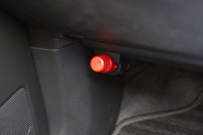 発煙筒から煙が...（画像はphotoAC）