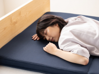 快適な睡眠のカギはマットレスにあり！体圧分散の重要性、5.5cmの薄型にこだわったマットレスメーカの狙い