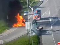 ド直球に追突。高速道路に停止していた車にトラックが後ろから突っ込み炎上