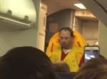 爆笑！機内アナウンスに合わせてセクシーなパフォーマンスをする男性客室乗務員が話題に