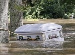 洪水は死者をも襲う。豪雨のルイジアナ州で流された「棺」を目撃