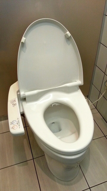 どっちがマナー違反!?　会社のトイレのふた、閉める？　閉めない？