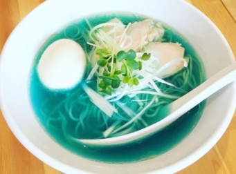 海外のインスタグラマーに大人気！海みたいな青色のスープがインスタ映えすると話題の東京のラーメン屋「吉法師」