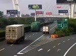 トラックがナンバープレートを““◯◯◯”で隠して逆走を試みる！？