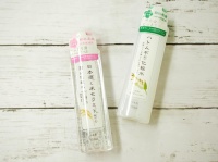 「日本酒と米セラミドの潤い化粧水」（左）と「ハトムギ化粧水」（右）