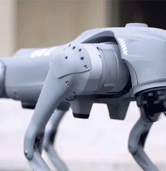 近未来はじまった？ロボット犬が自由気ままにロンドンの街を散歩する様子が目撃される
