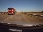 【衝撃映像】すれ違ったトラックから飛んできた〇〇が車に突き刺さる！