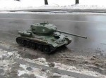 雪道を突き進む重厚な戦車。かと思ったら…！？