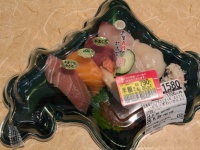 スーパーで売ってたパック寿司が「北海道」すぎた件　二度見しそうなビジュアルに19万人驚がく
