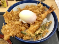 【食レポ】てんや「たれづけ大江戸天丼」は“半熟玉子”必須の塩分濃いめ！？