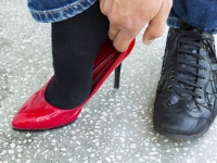 女性用ハイヒールを売るために、自ら履いて宣伝を行った男性、なぜか爆売れ