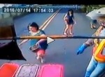 ゴミを捨てるのも一苦労！　ゴミ取集車を追いかけた女性に悲劇が…