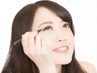 ココだけは念入りに……！　女子に聞いた「デートで気合いを入れるメイクのパーツ」3選