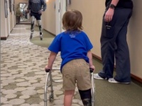 パラリンピックのメダリストの力強い励ましで、義足を付けて最初の一歩を踏み出す2歳の男の子（アメリカ）