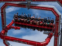 絶叫と絶望が交差する、アメリカの遊園地シックス・フラッグスが3つの回転軸を持つ「サイボーグ・サイバースピン」を新設