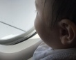 手のかかる1歳息子と飛行機に搭乗。座る前に前の席の人に「うるさくするかもしれません」と謝ると...