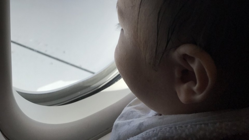 手のかかる1歳息子と飛行機に搭乗。座る前に前の席の人に「うるさくするかもしれません」と謝ると...