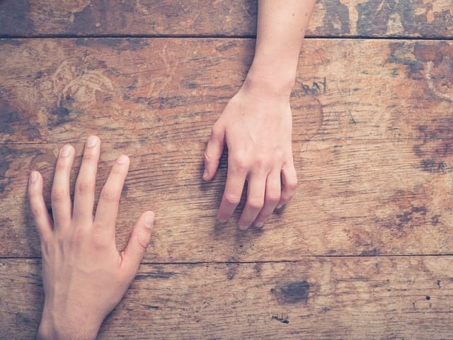 微妙な距離感のカップル