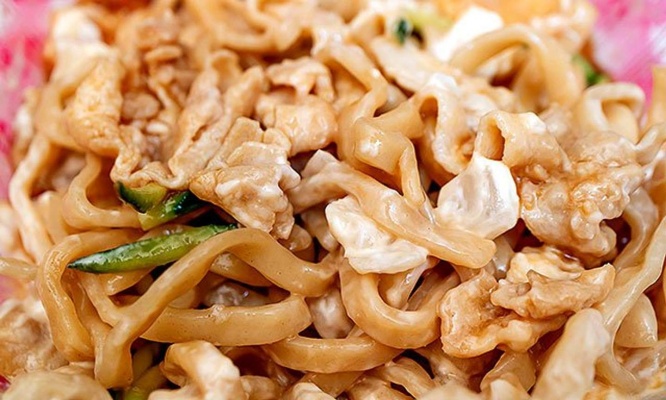 たれとマヨネーズ、麺、具を混ぜ合わせた状態