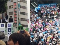 左・安倍首相の演説の様子／右・SEALDsをはじめとする市民連合と野党代表による合同街頭宣伝の様子