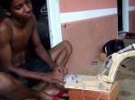 注射器だけで？　ショベルカーを作った少年