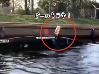 命よりも大切な物、それはビール。ボートが転倒してもビールは死守