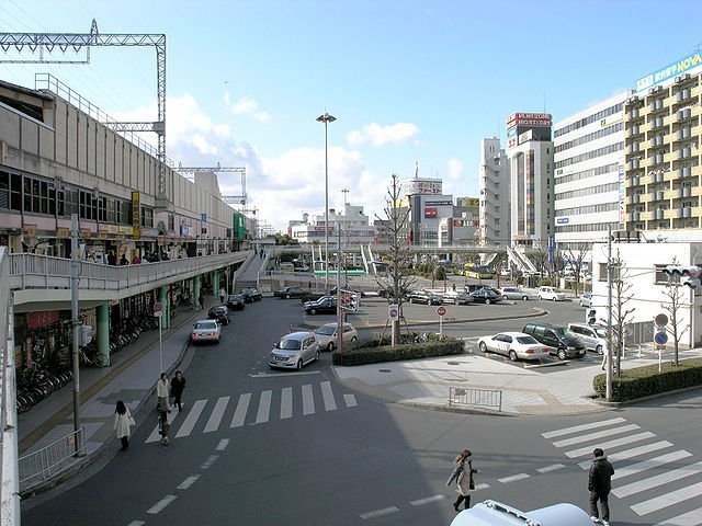 近鉄八尾駅前（Kansai explorerさん撮影、Wikimedia Commonsより）