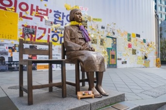 韓国でなぜ反日攻勢が激化？日本大使館前に次は”徴用工像”設置の醜態（写真はイメージです）