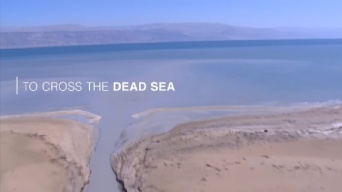 水位は低下の一途！？　死海を泳いで横断して危機を訴えるイベントが開催