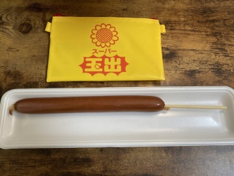 スーパー玉出の「ポークフランク串」の様子がおかしい件　サイズ感どないなってんねん！？