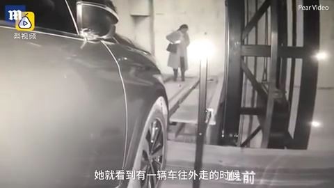中国の女性　駐車場の中に