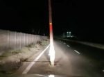 インドのハイウェイ。なんと道路のド真ん中に電柱が！