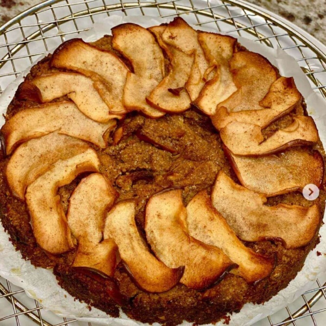 工藤静香 手作りアップルケーキが大不評 土の塊 食べ物に見えない 1ページ目 デイリーニュースオンライン