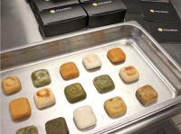 近未来的食事は全て同じ形。様々なメニューが四角に詰め込まれた食品が開発、販売中