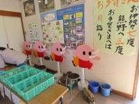 飛び出し坊や...ならぬ「飛び出しゾウや」　滋賀県多賀町に〝ピンクの象の群れ〟出現中