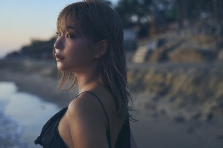 ⒞「高槻かなこ1st写真集（仮）」(東京ニュース通信社刊) 撮影／神藤剛