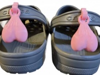 サンダルに着けてぶ～らぶら。クロックス専用ふぐりチャームが販売されていた件