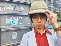 アヤしいビラが多く貼られる、西新宿の歩道橋にて