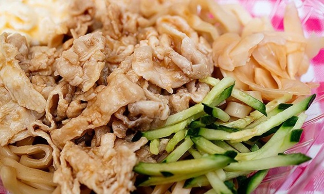 甘辛の豚肉、きゅうり、ガリ