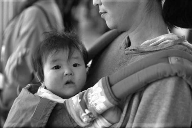 幼い息子と電車に乗っていたら...（画像はイメージ）