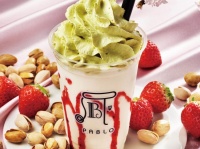ピスタチオといちごソースのホワイトフルーテ （カジュアルカフェ）