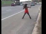 高速道路に謎の女性が出現！　どうやらヒッチハイク目的ではないようだが… ？