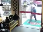 珍事件！　勢いよく入ろうとしたらドアガラスを粉砕！