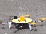 【動画】ジュース入りのコップを乗せたドローンが宙返りしたらどうなる？