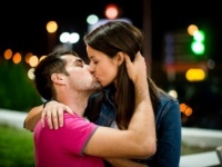 初対面でキスされた！　気になる男性心理と対処法